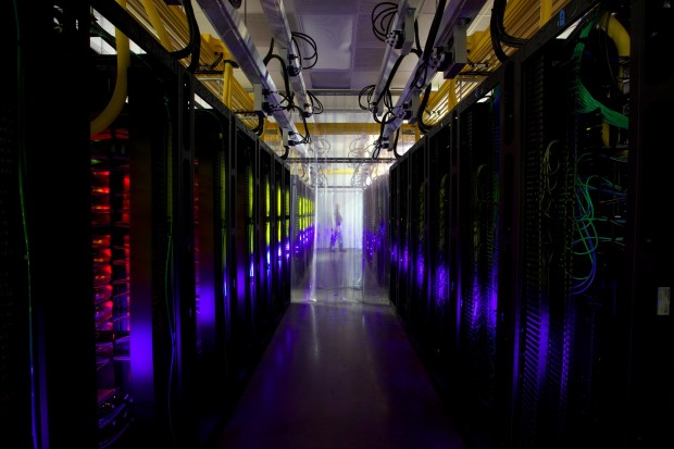 Die Fotografien von Googles Rechenzentren vor und nach der Bearbeitung (Bild: Connie Zhou/Google)